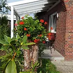 Wohnung 1 Mit Ueberdachte Terrasse Zum Garten Naehe Strand Und Hafen Bensersiel Bensersiel