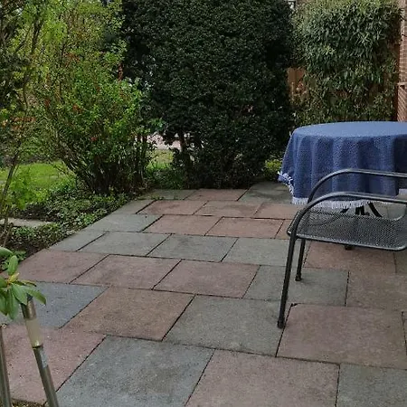 1 Mit Ueberdachte Terrasse Zum Garten Naehe Und Hafen 아파트